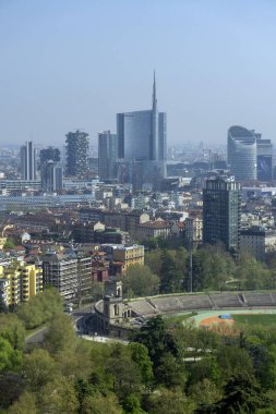 Milan, İtalya - 5 Nisan 2025 Torre Branca gözcü kulesinden Milano şehri manzarası.
