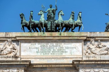 Milan, İtalya - 5 Nisan 2025: Güneşli bir günde Milano 'da Porta Sempione (Simplon Gate).