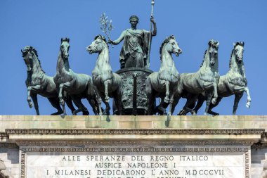 Milan, İtalya - 5 Nisan 2025: Güneşli bir günde Milano 'da Porta Sempione (Simplon Gate).