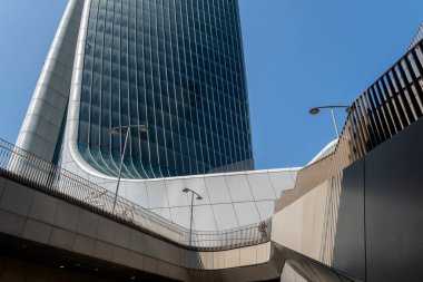 Milan, İtalya - 5 Nisan 2025: Güneşli bir günde Milano 'nun Tre Torri iş bölgesindeki Generali Kulesi.
