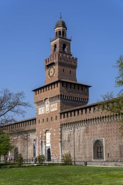 Milan, İtalya - 5 Nisan 2025: Milano, İtalya 'daki Castello Sforzesco' nun Filarete Kulesi.