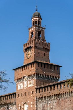Milan, İtalya - 5 Nisan 2025: Milano, İtalya 'daki Castello Sforzesco' nun Filarete Kulesi.