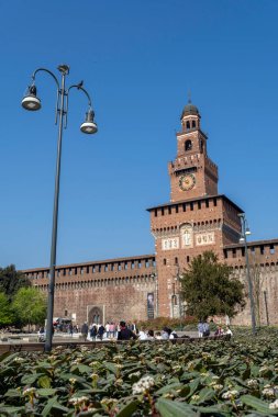 Milan, İtalya - 5 Nisan 2025: Milano, İtalya 'daki Castello Sforzesco' nun Filarete Kulesi.
