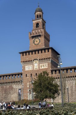 Milan, İtalya - 5 Nisan 2025: Milano, İtalya 'daki Castello Sforzesco' nun Filarete Kulesi.