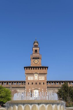 Milan, İtalya - 5 Nisan 2025: Milano, İtalya 'daki Castello Sforzesco' nun Filarete Kulesi.