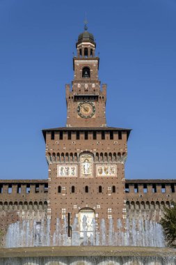 Milan, İtalya - 5 Nisan 2025: Milano, İtalya 'daki Castello Sforzesco' nun Filarete Kulesi.