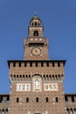 Milan, İtalya - 5 Nisan 2025: Milano, İtalya 'daki Castello Sforzesco' nun Filarete Kulesi.