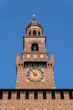 Milan, İtalya - 5 Nisan 2025: Milano, İtalya 'daki Castello Sforzesco' nun Filarete Kulesi.