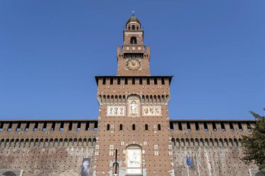 Milan, İtalya - 5 Nisan 2025: Milano, İtalya 'daki Castello Sforzesco' nun Filarete Kulesi.