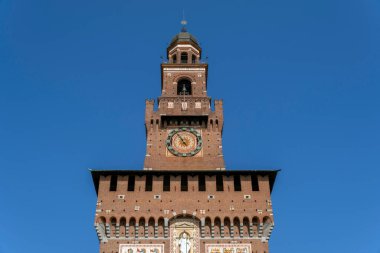 Milan, İtalya - 5 Nisan 2025: Milano, İtalya 'daki Castello Sforzesco' nun Filarete Kulesi.