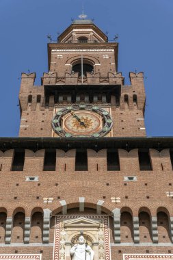 Milan, İtalya - 5 Nisan 2025: Milano, İtalya 'daki Castello Sforzesco' nun Filarete Kulesi.