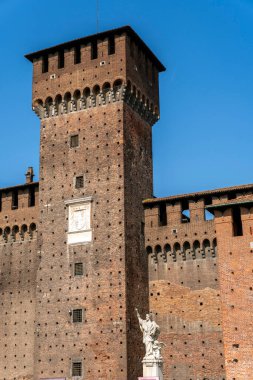Milan, İtalya - 5 Nisan 2025: İtalya 'nın Milano kentindeki Castello Sforzesco' nun Torre di Bona 'sı.