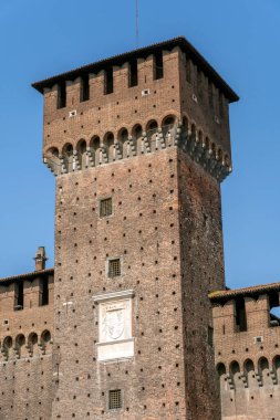 Milan, İtalya - 5 Nisan 2025: İtalya 'nın Milano kentindeki Castello Sforzesco' nun Torre di Bona 'sı.
