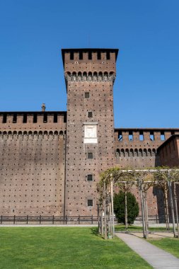 Milan, İtalya - 5 Nisan 2025: İtalya 'nın Milano kentindeki Castello Sforzesco' nun Torre di Bona 'sı.