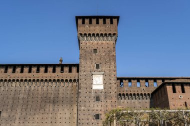 Milan, İtalya - 5 Nisan 2025: İtalya 'nın Milano kentindeki Castello Sforzesco' nun Torre di Bona 'sı.