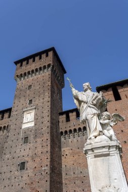 Milan, İtalya - 5 Nisan 2025: İtalya 'nın Milano kentindeki Castello Sforzesco' nun Torre di Bona 'sı.