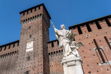 Milan, İtalya - 5 Nisan 2025: İtalya 'nın Milano kentindeki Castello Sforzesco' nun Torre di Bona 'sı.