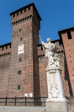 Milan, İtalya - 5 Nisan 2025: İtalya 'nın Milano kentindeki Castello Sforzesco' nun Torre di Bona 'sı.