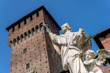 Milan, İtalya - 5 Nisan 2025: İtalya 'nın Milano kentindeki Castello Sforzesco' nun Torre di Bona 'sı.
