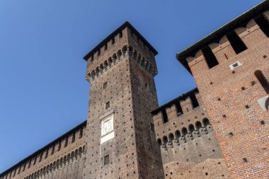 Milan, İtalya - 5 Nisan 2025: İtalya 'nın Milano kentindeki Castello Sforzesco' nun Torre di Bona 'sı.