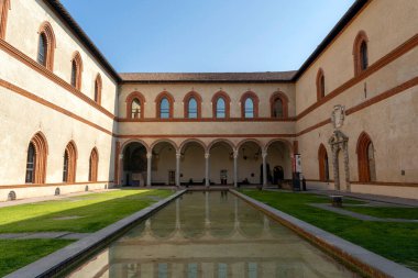 Milan, İtalya - 5 Nisan 2025: La Corte Ducale Castello Sforzesco, İtalya.