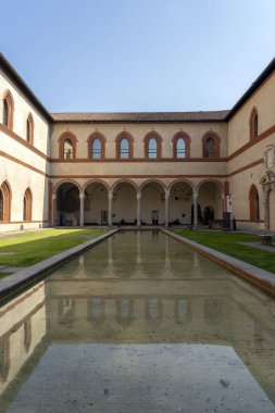 Milan, İtalya - 5 Nisan 2025: La Corte Ducale Castello Sforzesco, İtalya.