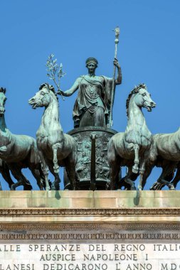 Milan, İtalya - 5 Nisan 2025: Güneşli bir günde Milano 'da Porta Sempione (Simplon Gate).