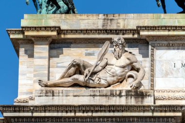 Milan, İtalya - 5 Nisan 2025: Güneşli bir günde Milano 'da Porta Sempione (Simplon Gate).