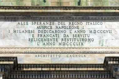 Milan, İtalya - 5 Nisan 2025: Güneşli bir günde Milano 'da Porta Sempione (Simplon Gate).