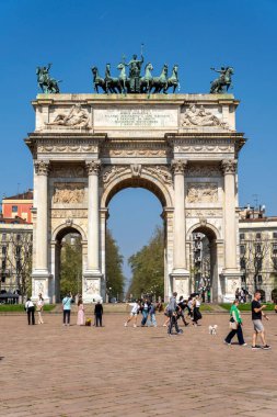 Milan, İtalya - 5 Nisan 2025: Güneşli bir günde Milano 'da Porta Sempione (Simplon Gate).