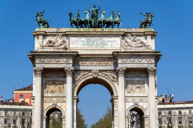 Milan, İtalya - 5 Nisan 2025: Güneşli bir günde Milano 'da Porta Sempione (Simplon Gate).