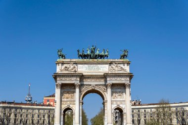 Milan, İtalya - 5 Nisan 2025: Güneşli bir günde Milano 'da Porta Sempione (Simplon Gate).