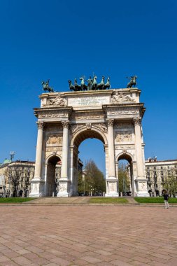 Milan, İtalya - 5 Nisan 2025: Güneşli bir günde Milano 'da Porta Sempione (Simplon Gate).