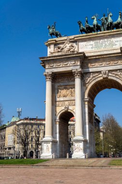 Milan, İtalya - 5 Nisan 2025: Güneşli bir günde Milano 'da Porta Sempione (Simplon Gate).