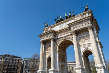Milan, İtalya - 5 Nisan 2025: Güneşli bir günde Milano 'da Porta Sempione (Simplon Gate).