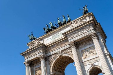 Milan, İtalya - 5 Nisan 2025: Güneşli bir günde Milano 'da Porta Sempione (Simplon Gate).