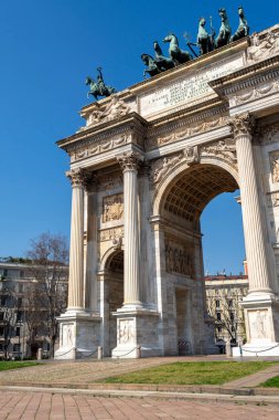 Milan, İtalya - 5 Nisan 2025: Güneşli bir günde Milano 'da Porta Sempione (Simplon Gate).