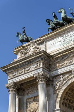 Milan, İtalya - 5 Nisan 2025: Güneşli bir günde Milano 'da Porta Sempione (Simplon Gate).