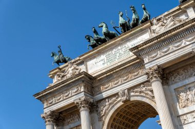 Milan, İtalya - 5 Nisan 2025: Güneşli bir günde Milano 'da Porta Sempione (Simplon Gate).