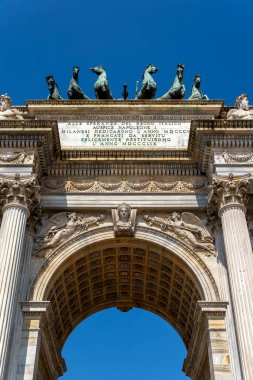 Milan, İtalya - 5 Nisan 2025: Güneşli bir günde Milano 'da Porta Sempione (Simplon Gate).