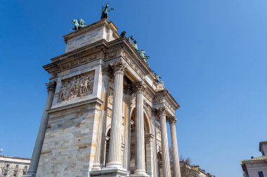 Milan, İtalya - 5 Nisan 2025: Güneşli bir günde Milano 'da Porta Sempione (Simplon Gate).