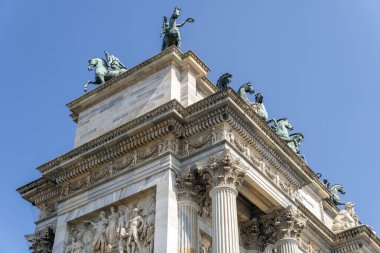 Milan, İtalya - 5 Nisan 2025: Güneşli bir günde Milano 'da Porta Sempione (Simplon Gate).