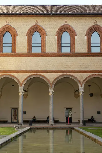 Milan, İtalya - 5 Nisan 2025: La Corte Ducale Castello Sforzesco, İtalya.