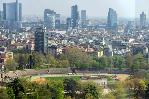 Milan, İtalya - 5 Nisan 2025 Torre Branca gözcü kulesinden Milano şehri manzarası.