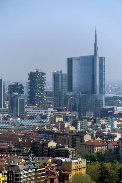 Milan, İtalya - 5 Nisan 2025 Torre Branca gözcü kulesinden Milano şehri manzarası.