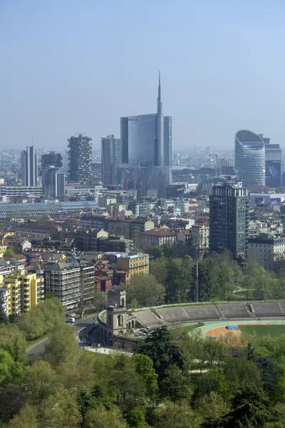 Milan, İtalya - 5 Nisan 2025 Torre Branca gözcü kulesinden Milano şehri manzarası.