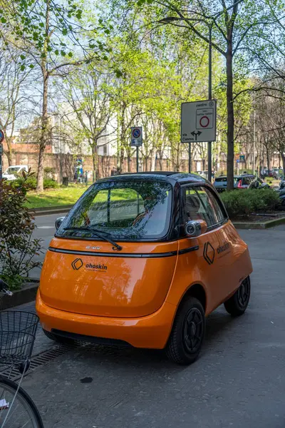 Milan, İtalya - 5 Nisan 2025: Güneşli bir günde Milano 'da park edilmiş kompakt elektrikli araç.