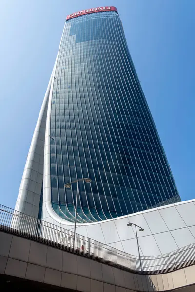 Milan, İtalya - 5 Nisan 2025: Güneşli bir günde Milano 'nun Tre Torri iş bölgesindeki Generali Kulesi.