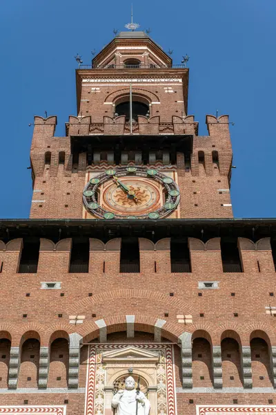 Milan, İtalya - 5 Nisan 2025: Milano, İtalya 'daki Castello Sforzesco' nun Filarete Kulesi.