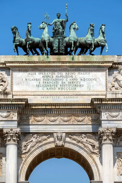 Milan, İtalya - 5 Nisan 2025: Güneşli bir günde Milano 'da Porta Sempione (Simplon Gate).